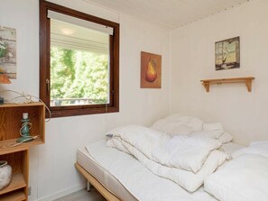 2 bedrooms, cots/infant beds