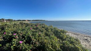 A coastal landscape with a clear sky, a sandy beach, and a body of water. - 6 Person Holiday Home in Lemvig (Lemvig)