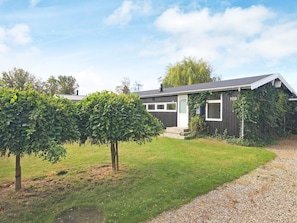 A modern house with a well-maintained lawn and a gravel driveway. - Tasteful Holiday Home in KarrebÃ¦ksminde near Sea (Karrebæksminde)