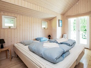 4 bedrooms, cribs/infant beds
