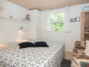 3 bedrooms, cribs/infant beds