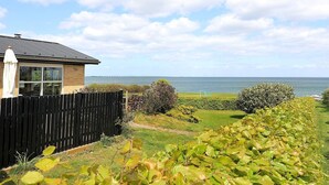 A house with a view of the sea and a bridge in the distance. - Cozy Holiday Home in Funen near Sea (Frørup)