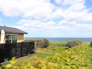 A house with a view of the sea and a bridge in the distance. - Cozy Holiday Home in Funen near Sea (Frørup)
