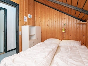 4 bedrooms, cribs/infant beds