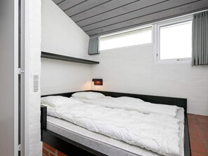 3 bedrooms, cribs/infant beds