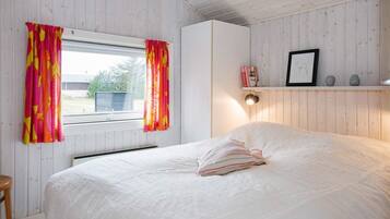 3 bedrooms, cots/infant beds