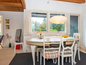 House | Dining - 6 Person Holiday Home in Glesborg (Glesborg)