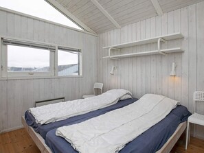 4 bedrooms, cribs/infant beds
