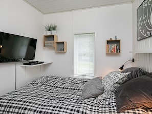 2 bedrooms, cribs/infant beds