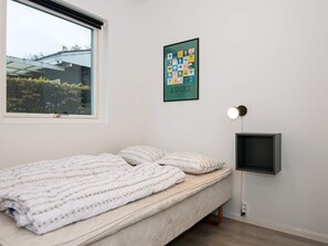 3 bedrooms, cribs/infant beds