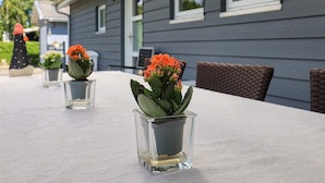 Ein Patio-Tisch mit drei Blumentöpfen.
