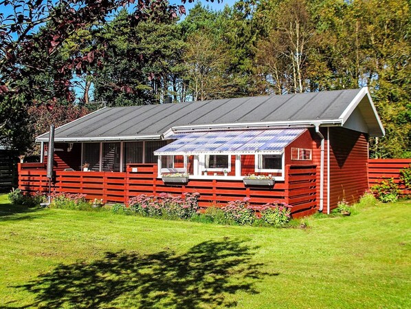 Exterior - Stylish Holiday Home in Hals With Barbecue (Hals)