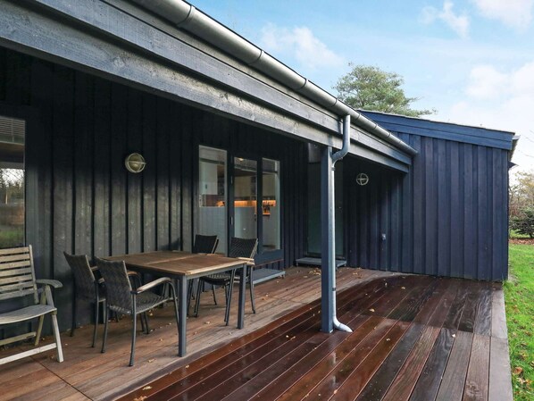 House | Outdoor dining - 4 Person Holiday Home in Hals (Hals)