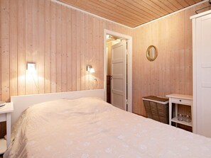 3 bedrooms, cribs/infant beds