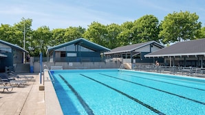 Une piscine à l’eau d’un bleu cristallin, entourée de chaises longues et de coins salon abrités.