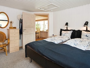 2 bedrooms, cribs/infant beds