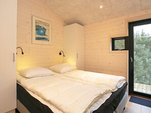 6 bedrooms, cribs/infant beds