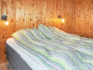 3 bedrooms, cribs/infant beds