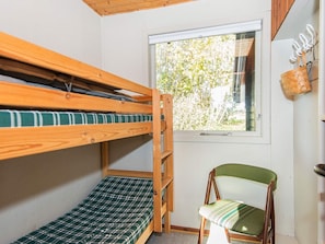 2 bedrooms, cribs/infant beds