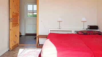2 bedrooms, cribs/infant beds