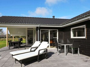 House | Outdoor dining