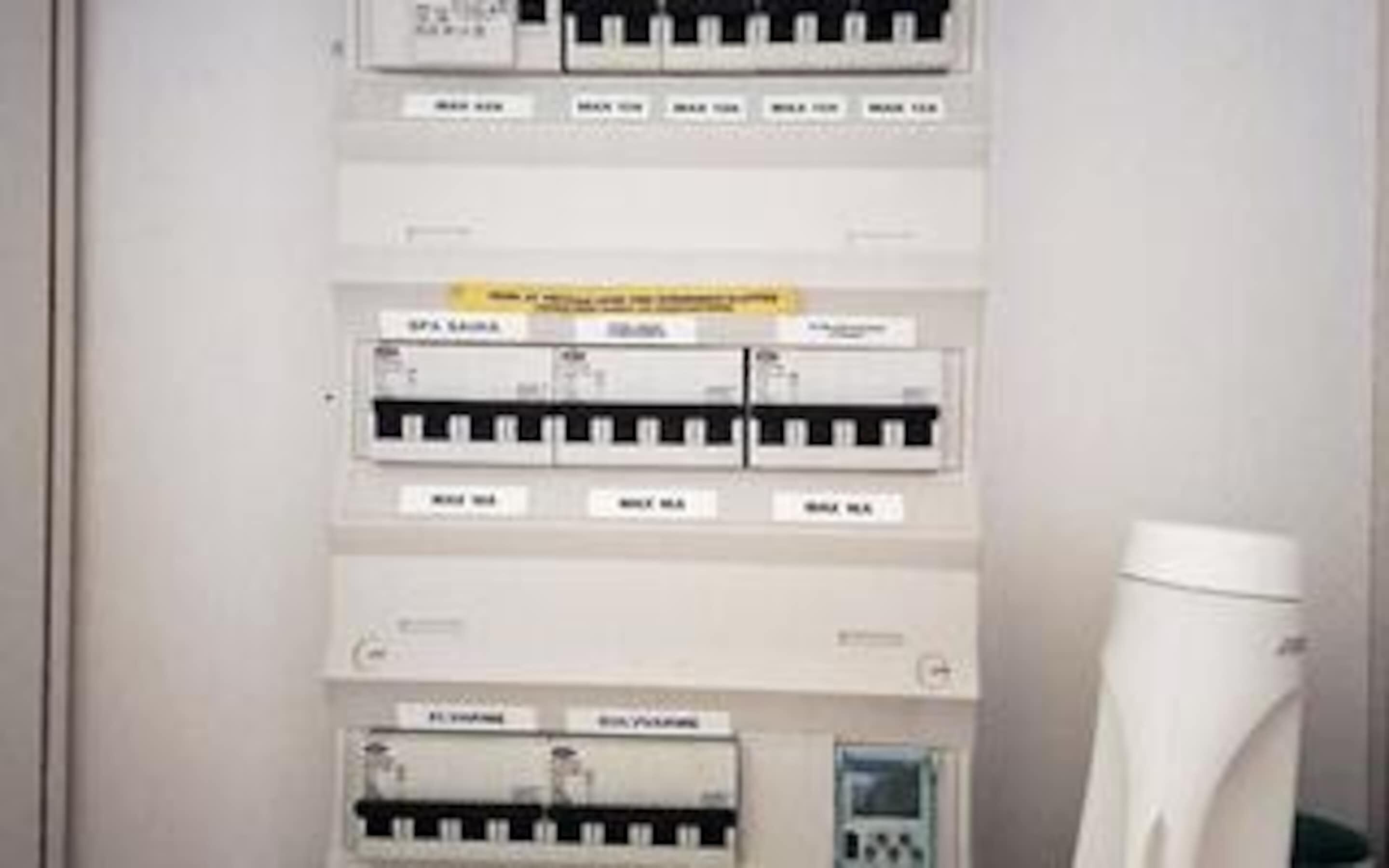 Et fastgjort el-panel med flere sikringer og afbrydere.