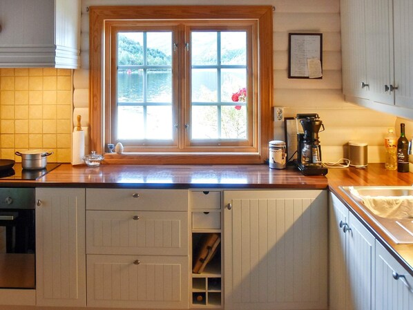 Private kitchen - Family Oasis With Lake View-by Traum (Volda)
