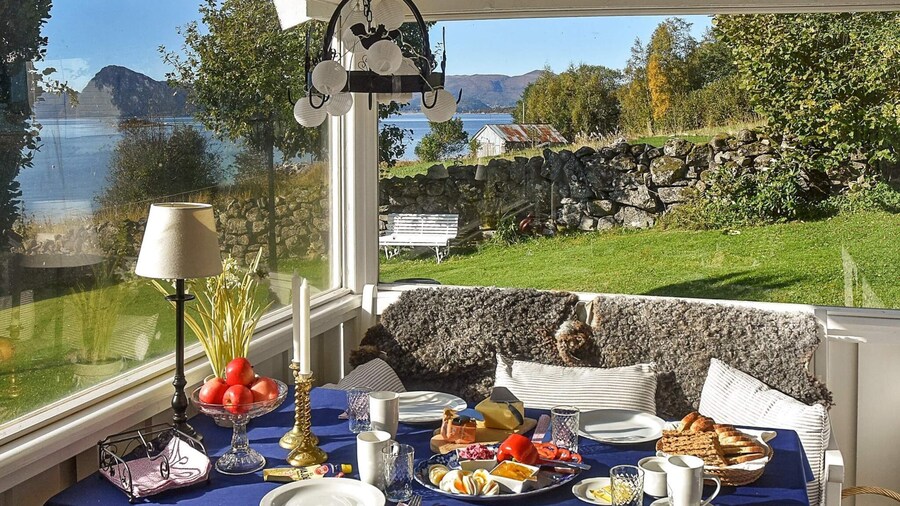 Family Oasis With Lake View-by Traum