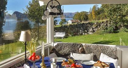 Family Oasis With Lake View-by Traum