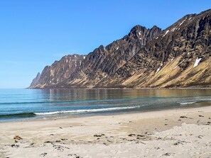 House | Beach - 4 Person Holiday Home in Botnhamn (Senja)