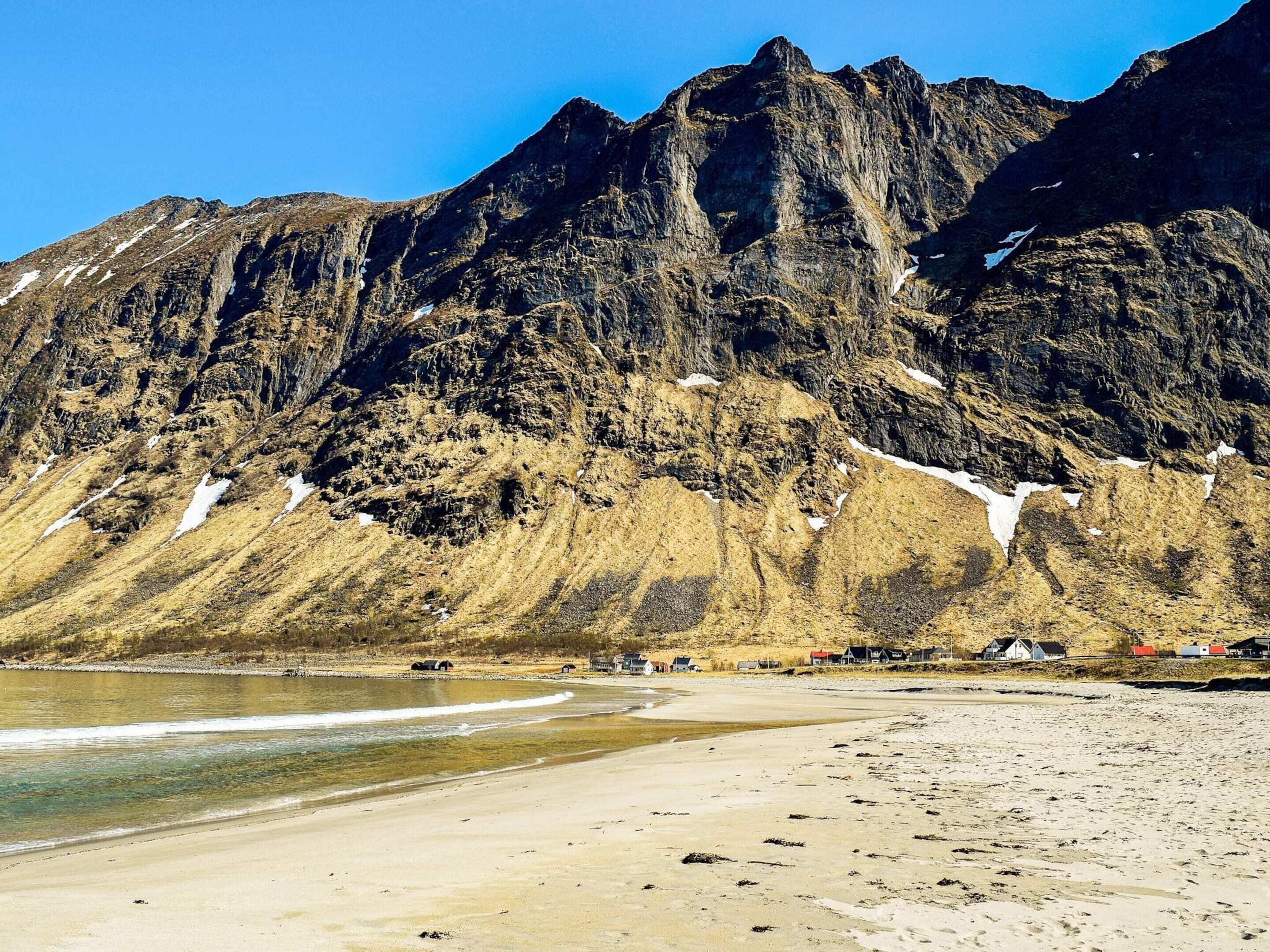 Una playa con montañas al fondo.