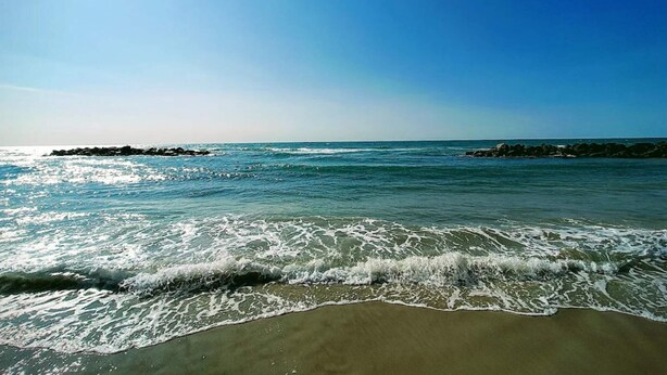 A beach with waves and a clear sky. - 5 Star Holiday Home in Hjorring (Hjørring)