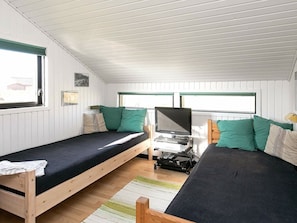 3 bedrooms, cribs/infant beds