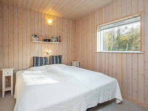 4 bedrooms, cribs/infant beds