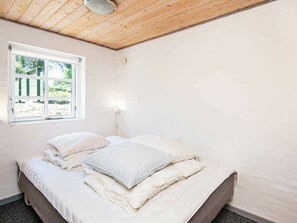 3 bedrooms, cribs/infant beds