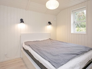 3 bedrooms, cribs/infant beds