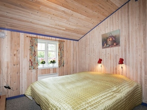 3 bedrooms, cribs/infant beds