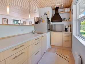 Wasserkocher mit Kaffee-/Teezubehör, Kühlschrank, Mikrowelle, Herdplatte