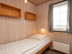 3 bedrooms, cribs/infant beds