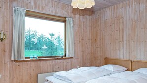 Room - Traditional Holiday Home in Jutland With Terrace (Henne)