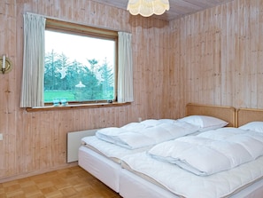 4 bedrooms, cribs/infant beds