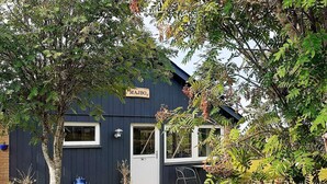 Un bâtiment bleu foncé sur lequel on peut lire l’inscription « MAJBO ».