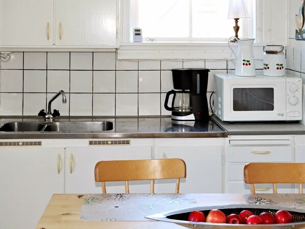 Wasserkocher mit Kaffee-/Teezubehör, Kühlschrank, Mikrowelle