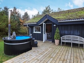 Property grounds - Spacious Holiday Home in Jutland With Outdoor Whirlpool (Pandrup)