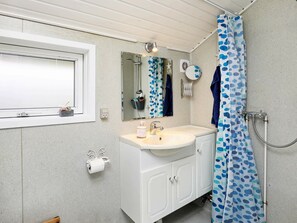 Bathroom - Elegant Holiday Home in Funen With Roofed Terrace (Frørup)