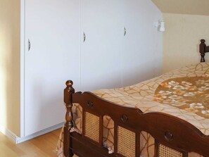 3 bedrooms, individually furnished, bed sheets - 6 Person Holiday Home in Simrishamn (Simrishamn)