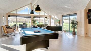 10 bedrooms, cots/infant beds