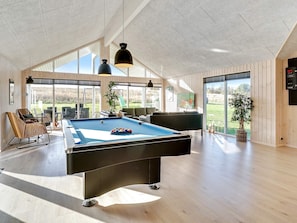 10 bedrooms, cribs/infant beds