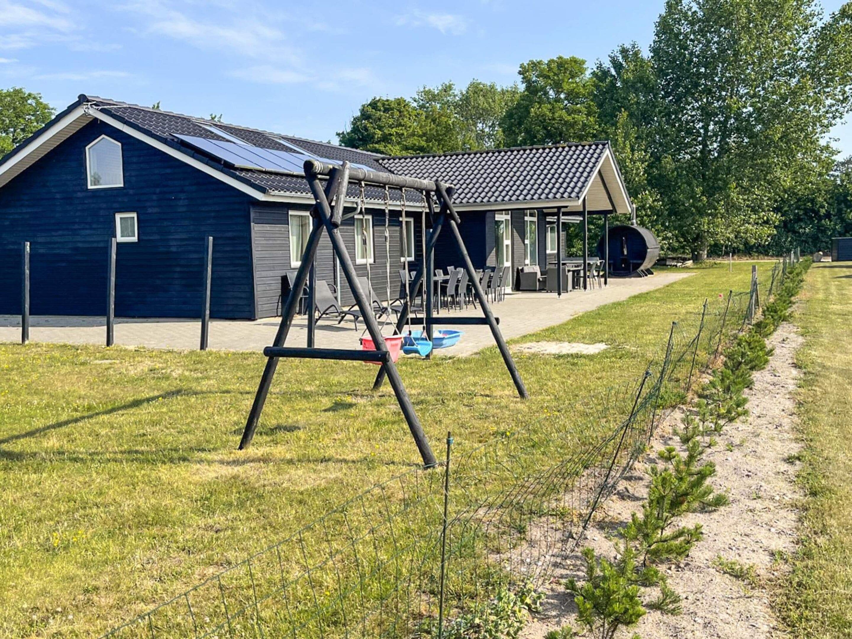 Rakennuksessa on katettu terassi, keinut ja aidattu puutarha.