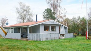 Exterior - Enticing Holiday Home in Jutland With Roofed Terrace (Glesborg)